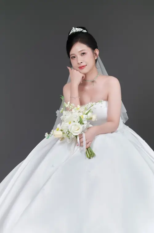 Cô dâu Bùi Thị Thuý Hằng