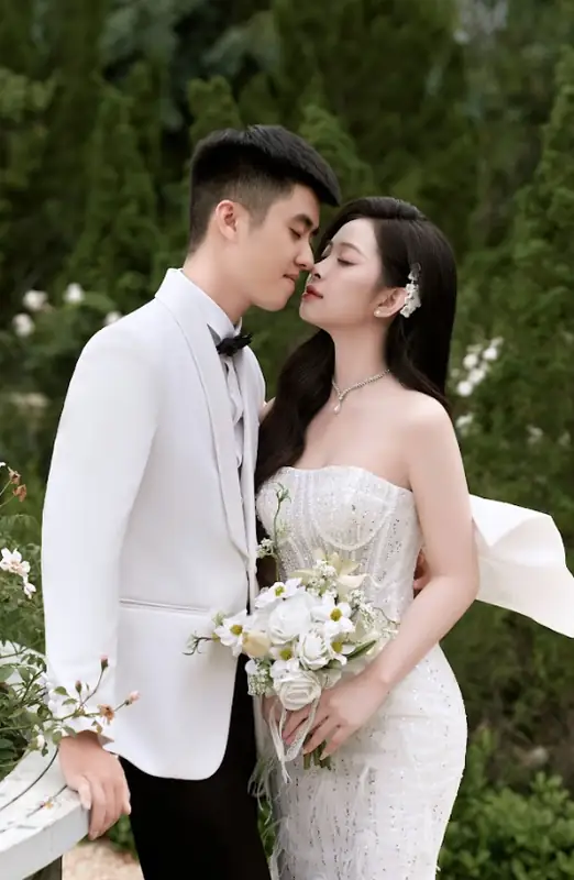 Khoảnh khắc hạnh phúc của cô dâu và chú rể